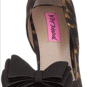 Brand new - never worn! Betsey Johnson classic pointed pump